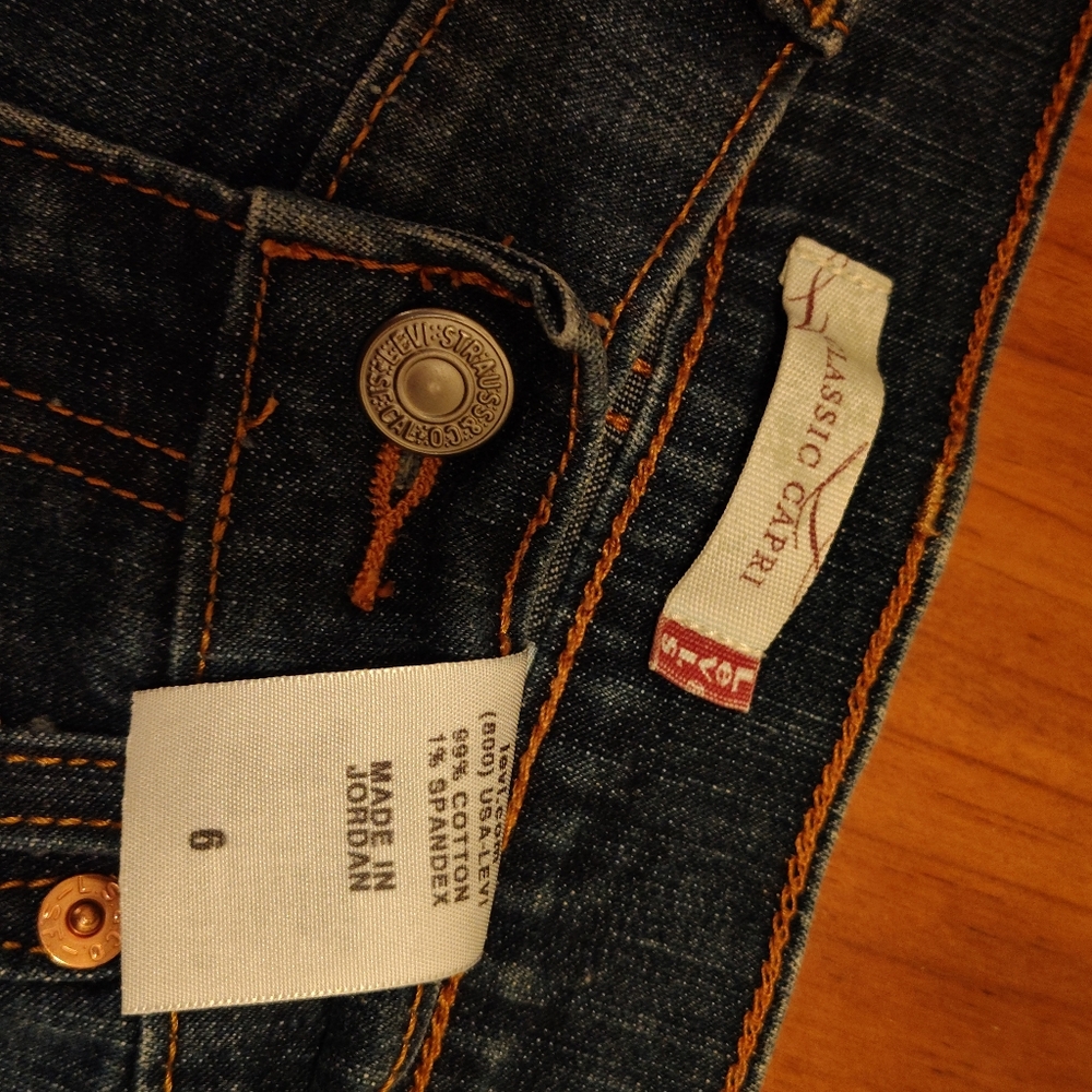 NWOT  women's Signature Levi's Classic Slim Capris - High Rise. - Picture 5 of 12